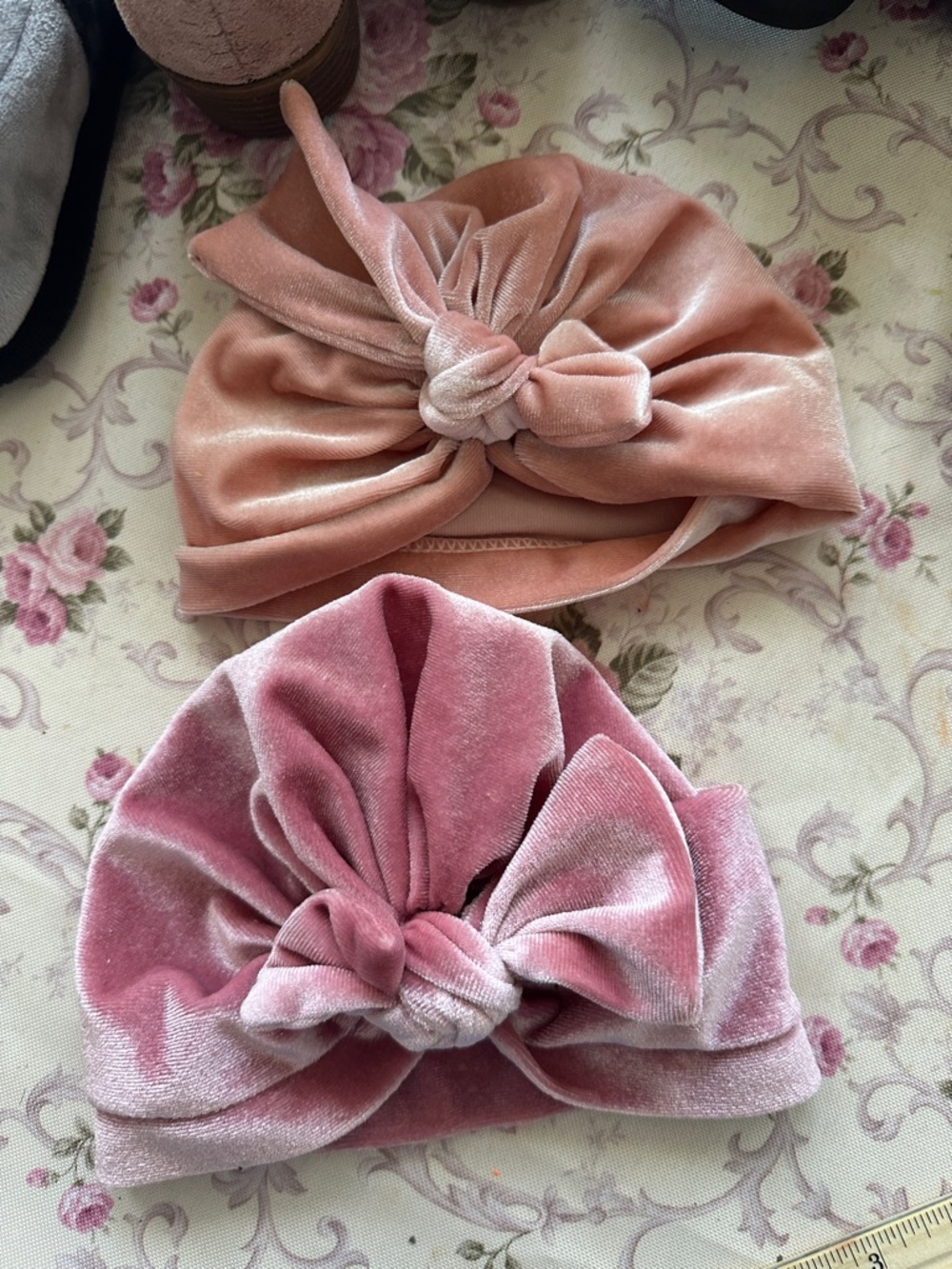 Girl hat 0-12 m 
Curlers and pearls